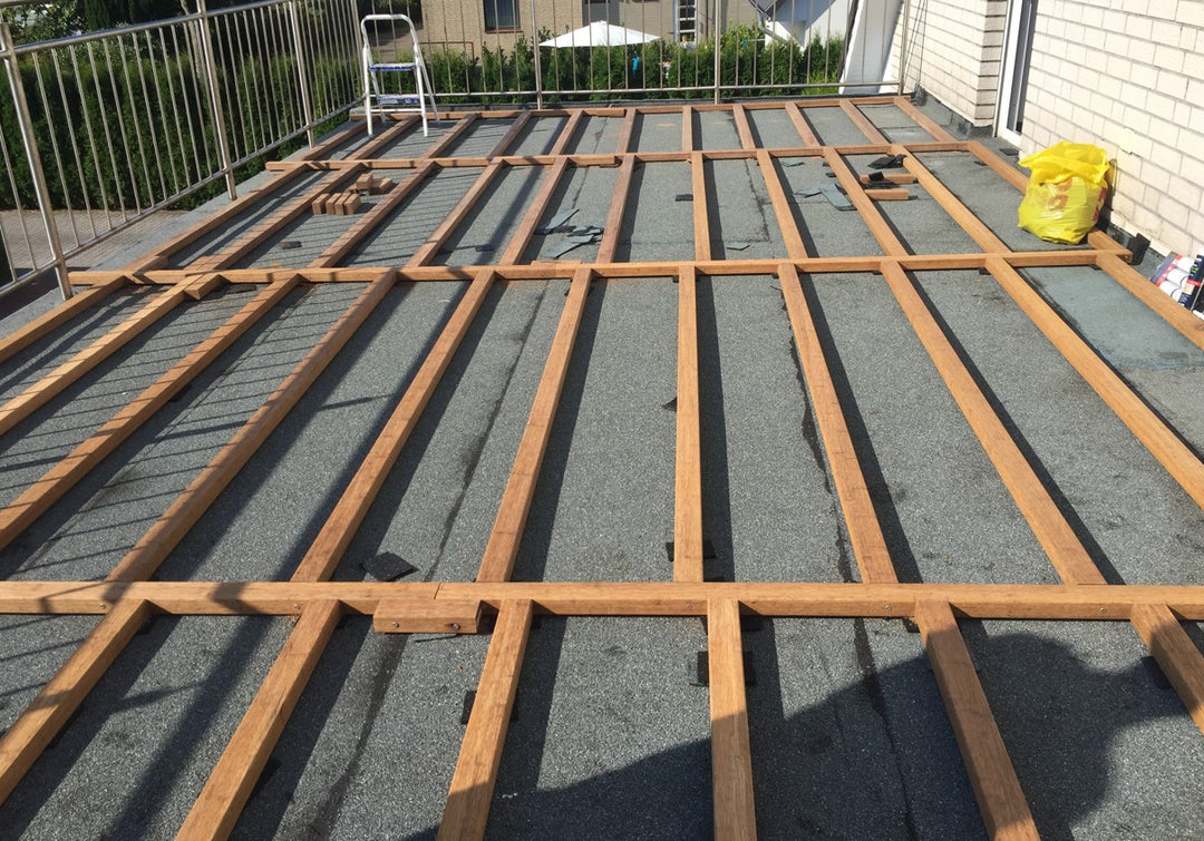 Bambus-Unterkonstruktion für Dachterrassen – formstabile Tragbalken, kreuzweise verlegt für die fachgerechte Verlegung von Terrassendielen.