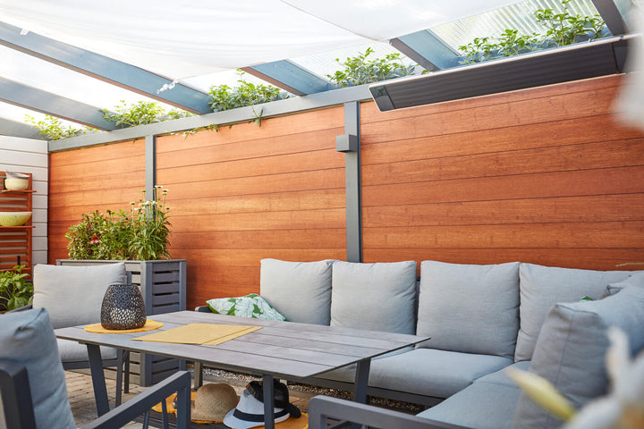 Terrassenabtrennung aus Bambuszäunen.