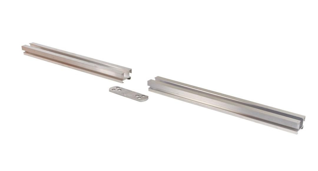Zwei Aluminium-Unterkonstruktionsprofile mit passendem Metallverbinder für Terrassendielen.