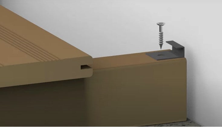 aMBOOO Terrassenclip zur verdeckten Befestigung einer Terrassendiele an der Unterkonstruktion. Die Darstellung zeigt die Montage eines Clips mit Schraube am Rand der Terrasse für eine saubere und schraubenfreie Dielenoberfläche.