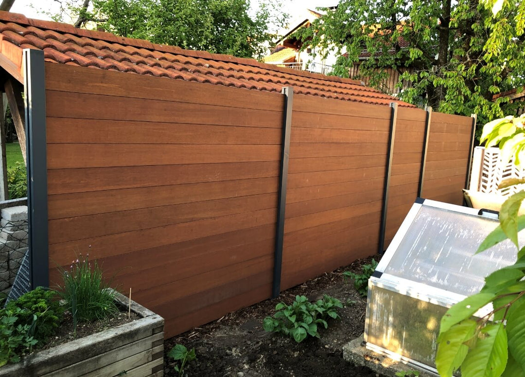 Montagebeispiel  Zäune aus Bambus in verschiedenen Breiten.