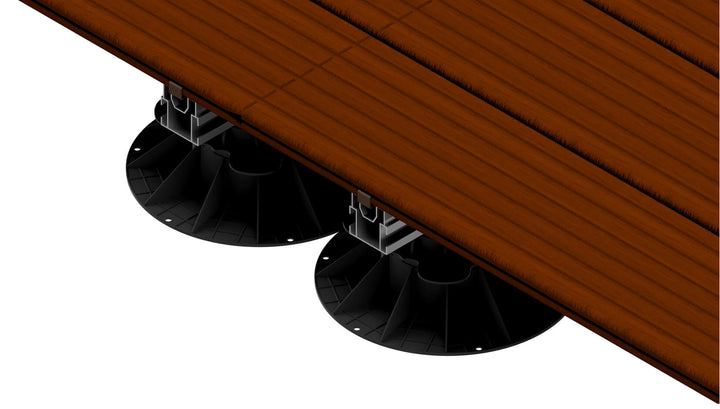 Terrassendielen auf Aluminium-Unterkonstruktion mit höhenverstellbaren Stelzlagern und verdeckten Montageclips für eine langlebige Terrassenkonstruktion.