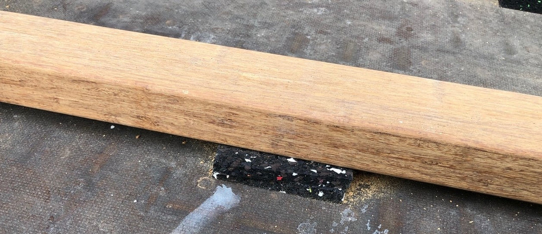 Terrassenpad aus Gummigranulat unter einer Bambus-Unterkonstruktion zum Schutz vor Feuchtigkeit und zur Trittschalldämmung.